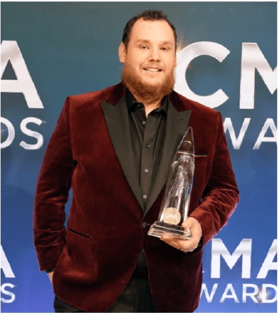 its a man with red coat won CMA award in 2021